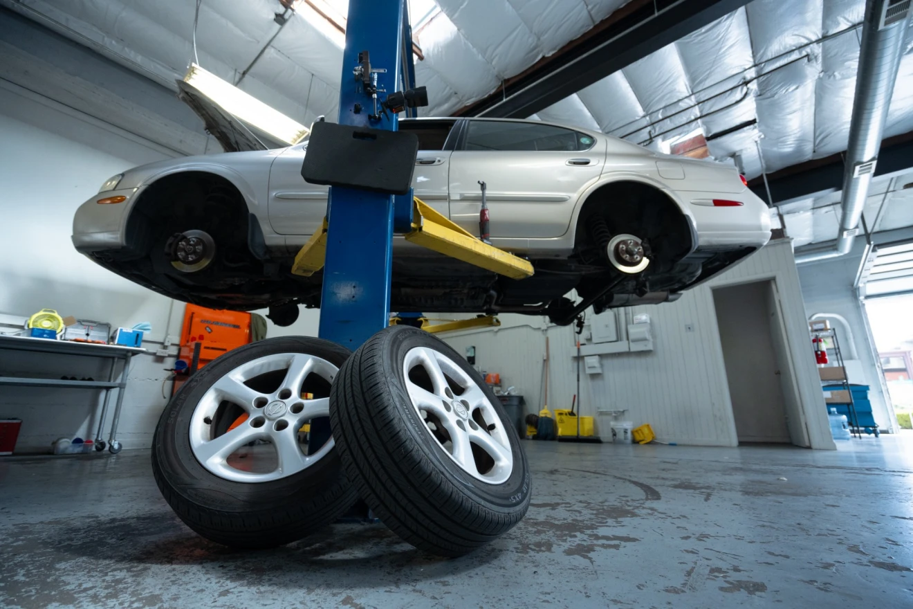 Lifted vehicle without wheels